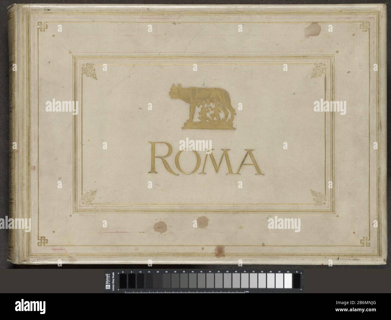 Fotoalbum met opnames van bezienswaardigheden en kunstwerken in Rome Roma  (titel op object) Photo album in the band of parchment. On the front cover  the title and an image of Romulus and