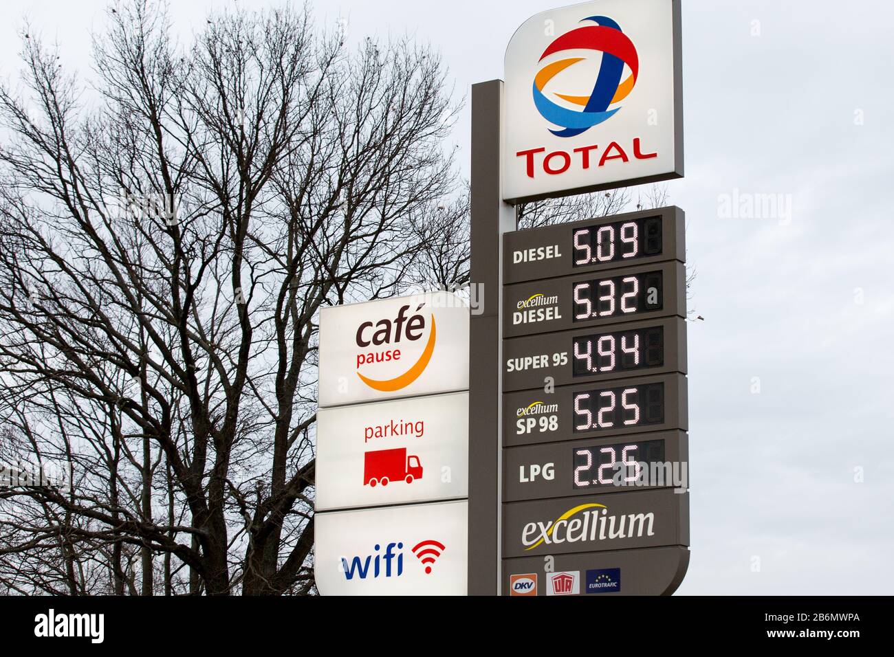 Total petrol station hi-res stock photography and images - Page 2 - Alamy