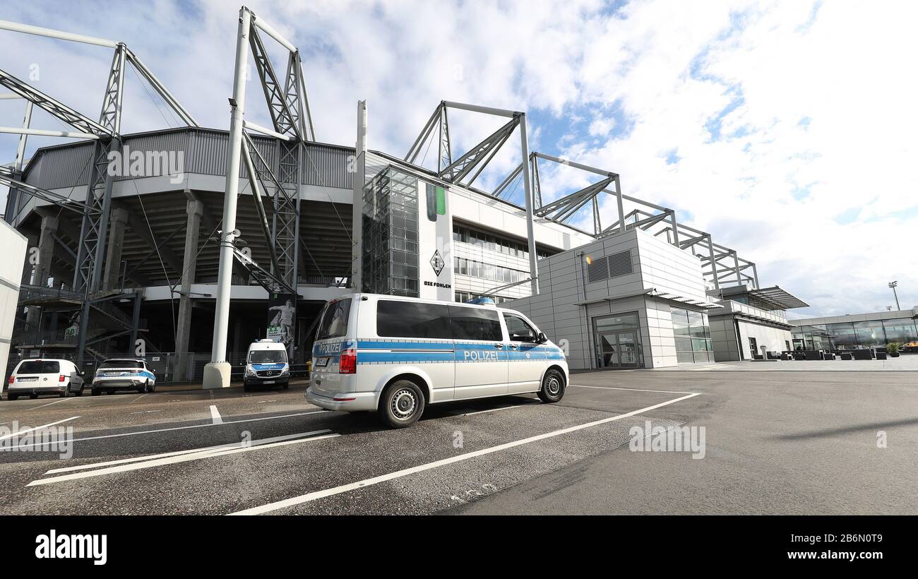 firo: 11.03.2020, soccer, 2019/2020, 1.Bundesliga: Vfl Borussia Monchengladbach, Gladbach Borussia Monchengladbach - 1.FC Cologne Koeln Borussia-PArk, exterior view police in front of closed entrance gates Borussia-PArk, stadium, exterior view because of the Corona Virus and the resulting contagion risk takes place to the exclusion of spectators and fans. 1. Ghost game of the 1.Bundesliga Coronavirus | usage worldwide Stock Photo