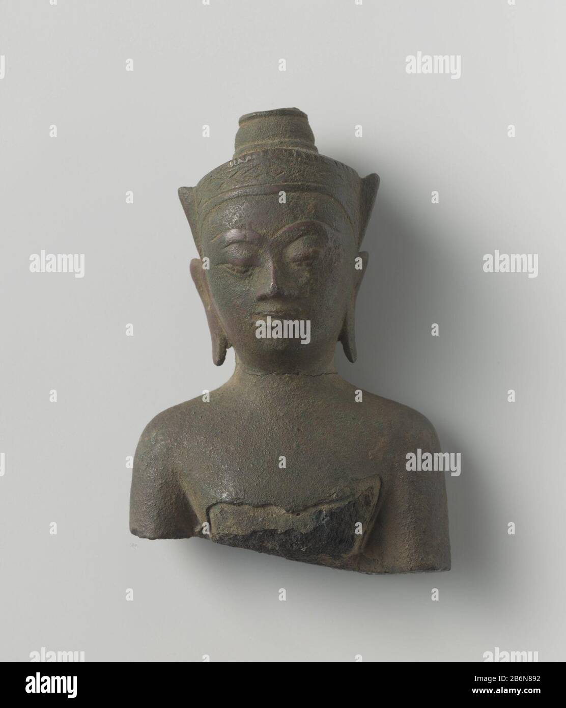 van een Boeddha-beeld Buste van een Boeddha; de top van de kroon is afgebroken.