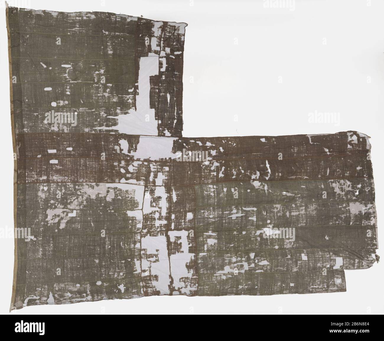 Fragment van een Engelse scheepsvlag, 'White Ensign' Groot fragment van een witte scheepsvlag met een rood kruis (St. George's cross). Manufacturer : vervaardiger: anoniemPlaats manufacture: Engeland Dating: 1600 - 1699 Physical kenmerken: wol Material: wol tule  Dimensions: h 350 cm.  × b 430 cm.  Subject: flag, colours (as symbol of the state, etc.)Wanneer: 1600 - 1700 Stock Photo