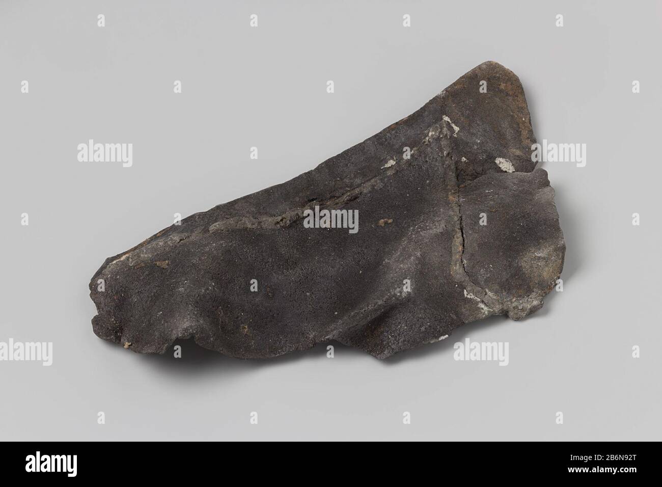 Stuk loden plaat met puntvormige soldeerrand. De plaat is halfrond, zonder gaten. Sheet fragments. Manufacturer : Plaats manufacture: Middelburg Dating: 1729 - 2-mar-1735 Material: lood tin  Dimensions: h 2,4 cm.  × b 19,4 cm.  × d 12,6 cm.  Date: 1729 - 1735Wie: Verenigde Oostindische Compagnie't Vliegend Hart (schip) Stock Photo