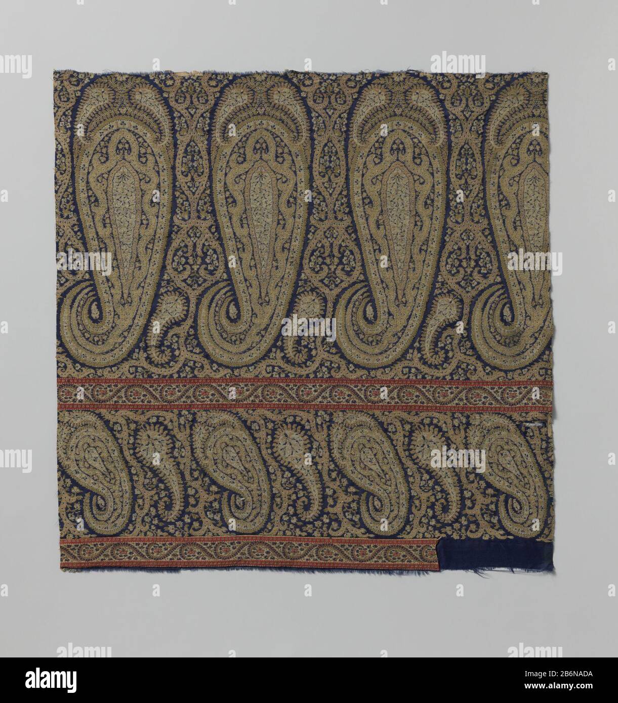 Fragment van wol van een kasjmier sjaal met patroon van palmvormen op blauw fond Fragment van wol van een kasjmier sjaal met op een blauw fond een patroon in wit, geel, roze en rood van horizontaal gerijde palmen Stock Photo
