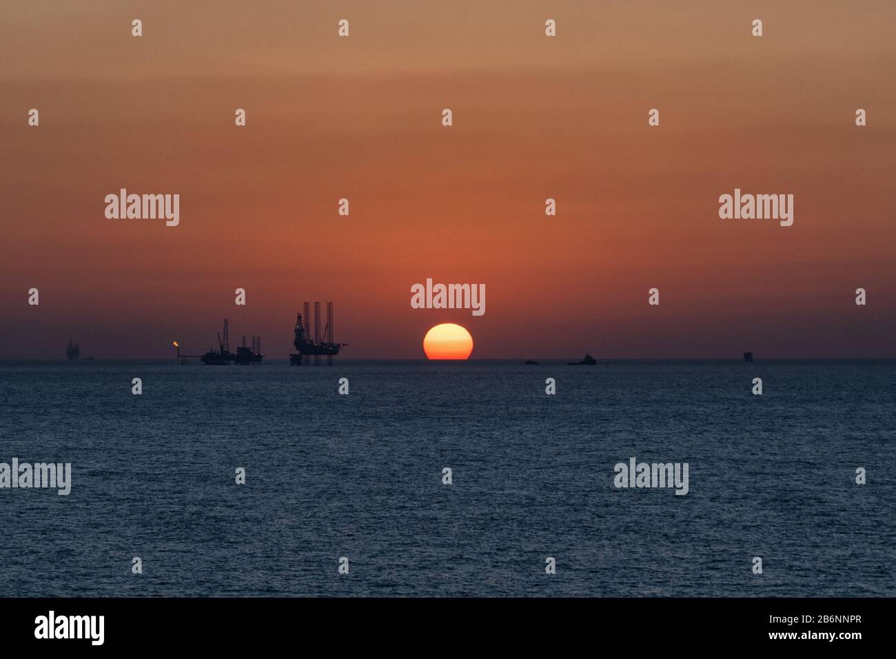 Jack up drilling rigs hi-res stock photography and images - Alamy