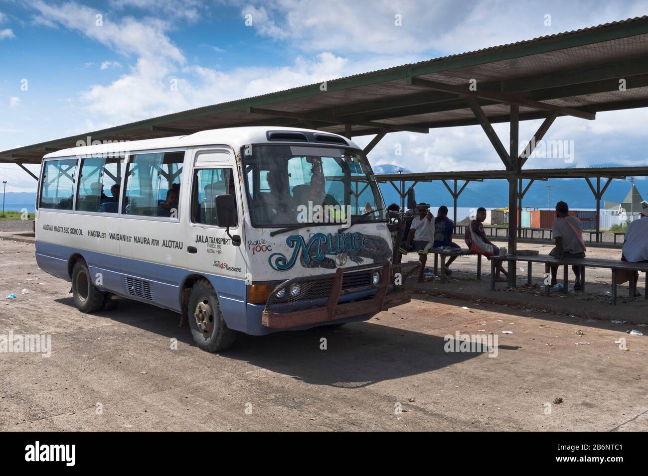 dh PNG Bus station ALOTAU PAPUA NEW GUINEA Local transport people waiting for public buses Stock Photo