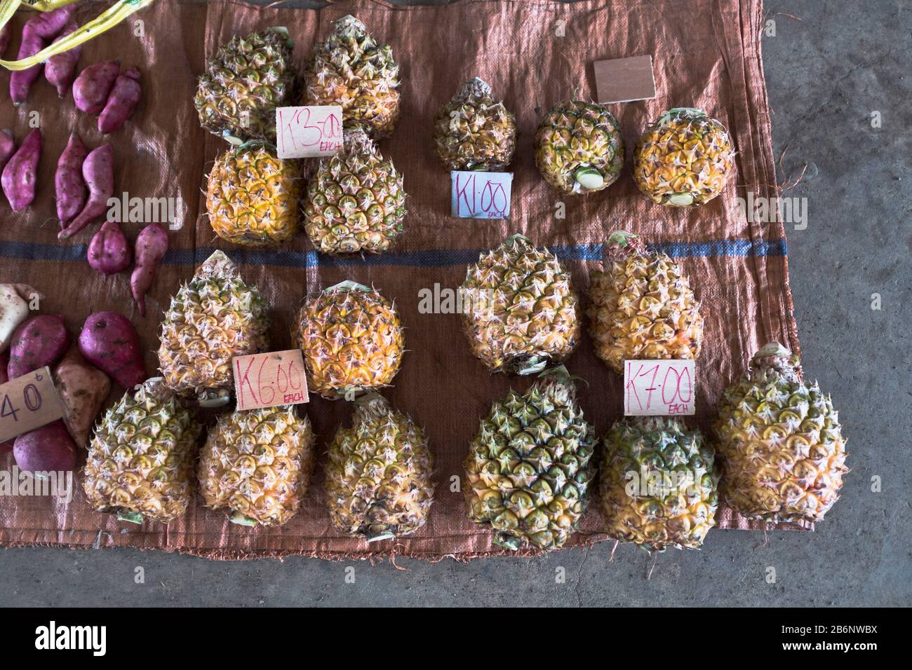 dh PNG Market ALOTAU PAPUA NEW GUINEA Pineapples markets product display fresh pineapple stall Stock Photo