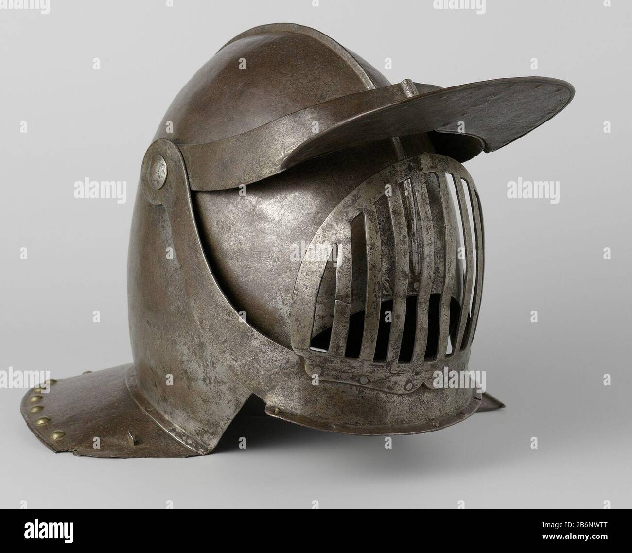 Gesloten Bourgondische stormhoed met tralievizier Closed Burgundian storm hat with barred visor and helmet cover. Where: apparently a nineteenth-century version of a seventeenth-century storm hat or a composite hat storm. The grating visor to the hinged kinplaat is unconfirmed authentic and correct. What now is the bottom of the visor was in the seventeenth century the top. The front half of the ring collar ontbreekt. Manufacturer : anonymous Date: ca. 1800 - ca. 1900 Stock Photo