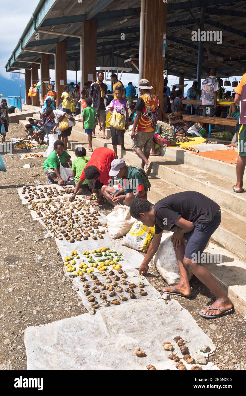 dh PNG Market ALOTAU PAPUA NEW GUINEA Native stall holders markets Betel nut product display Areca catechu locals Stock Photo