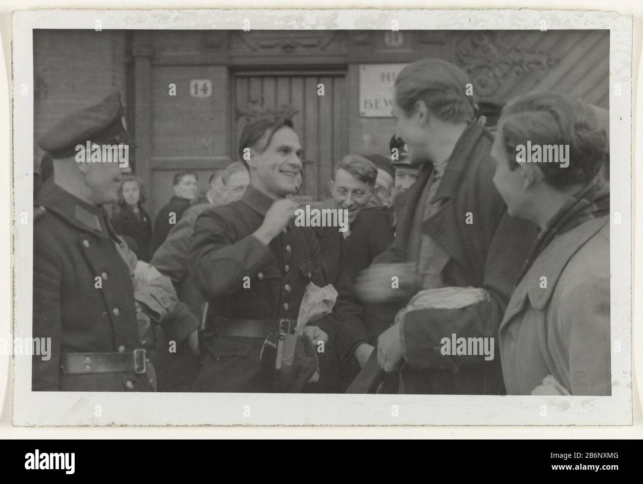 Gevangenen verlaten het Huis van Bewaring A group of men, former prisoners leave the prison. Other men are they waiting for, Where: under some politieagenten. Manufacturer : Photographer: anonymous place manufacture: Amsterdam Date: 1945 - 1946 Material: paper Technique: Photography Dimensions: h 12 cm. B × 17.5 cm. Subject When: 1945 - 1950 Stock Photo