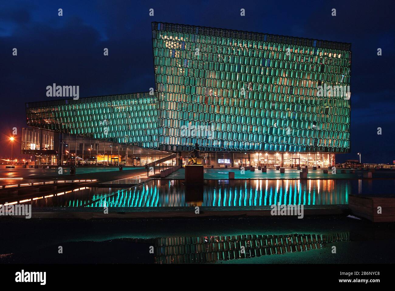 Island, das Harpa Gebaeude bei Nacht, Konzerthaus, Konferenzhaus, Europa. Stock Photo