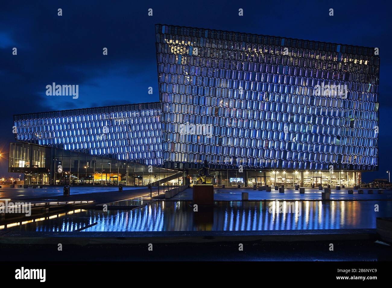Island, das Harpa Gebaeude bei Nacht, Konzerthaus, Konferenzhaus, Europa. Stock Photo