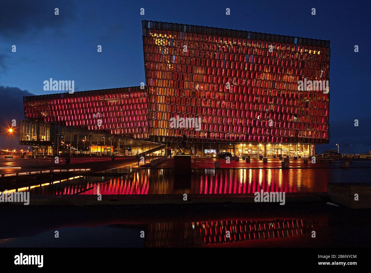Island, das Harpa Gebaeude bei Nacht, Konzerthaus, Konferenzhaus, Europa. Stock Photo