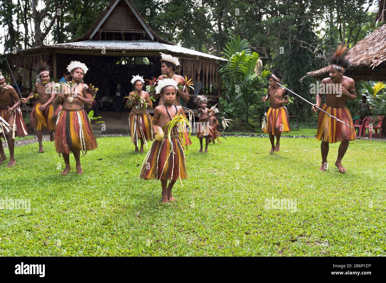 dh Traditional PNG native dances ALOTAU PAPUA NEW GUINEA Welcoming visitors to village children dancing culture family tribal dress tribes women tribe Stock Photo