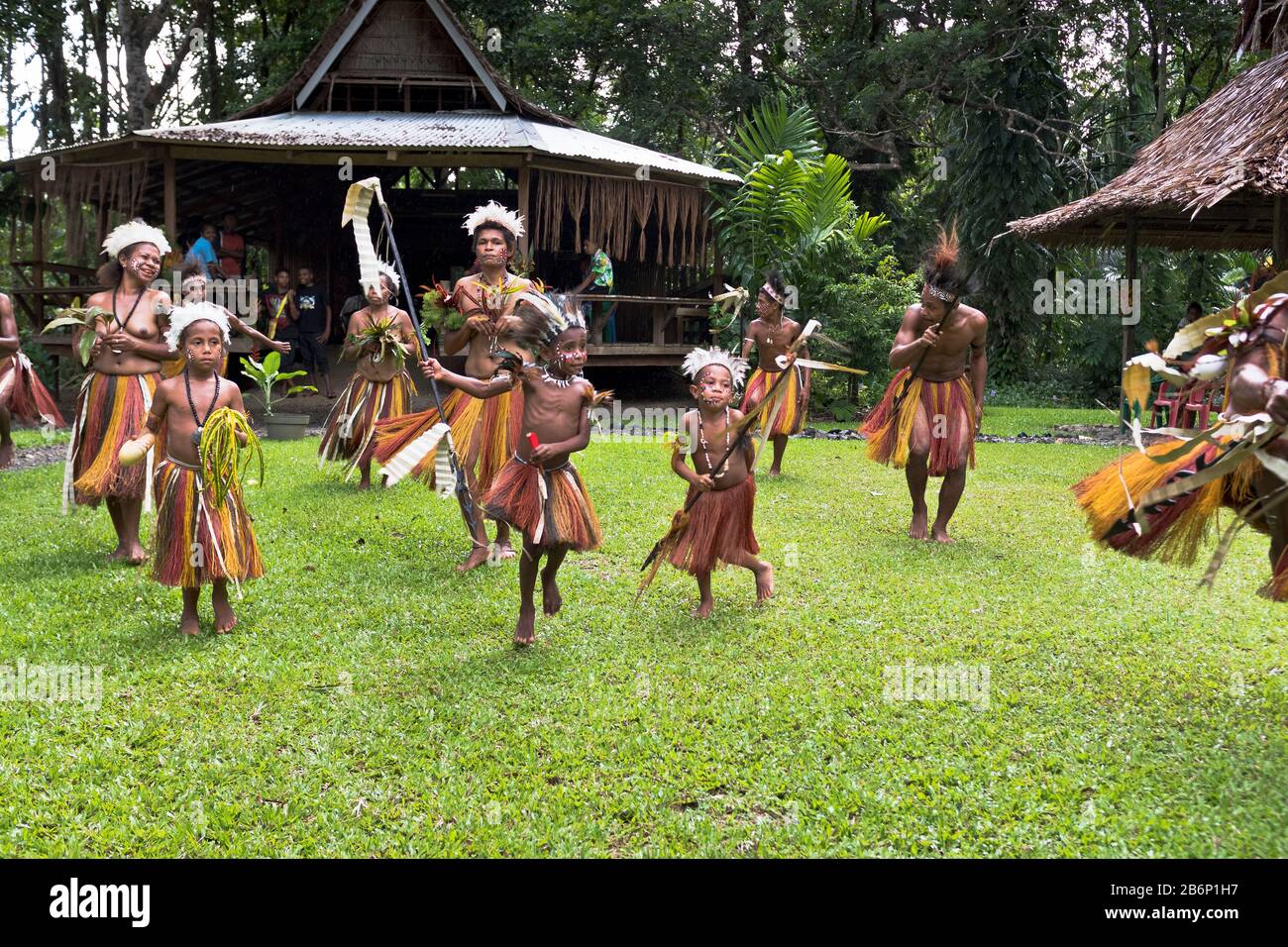 dh PNG native dancers ALOTAU PAPUA NEW GUINEA Traditional welcoming visitors to village children dancing culture family tribal welcome locals tribe Stock Photo