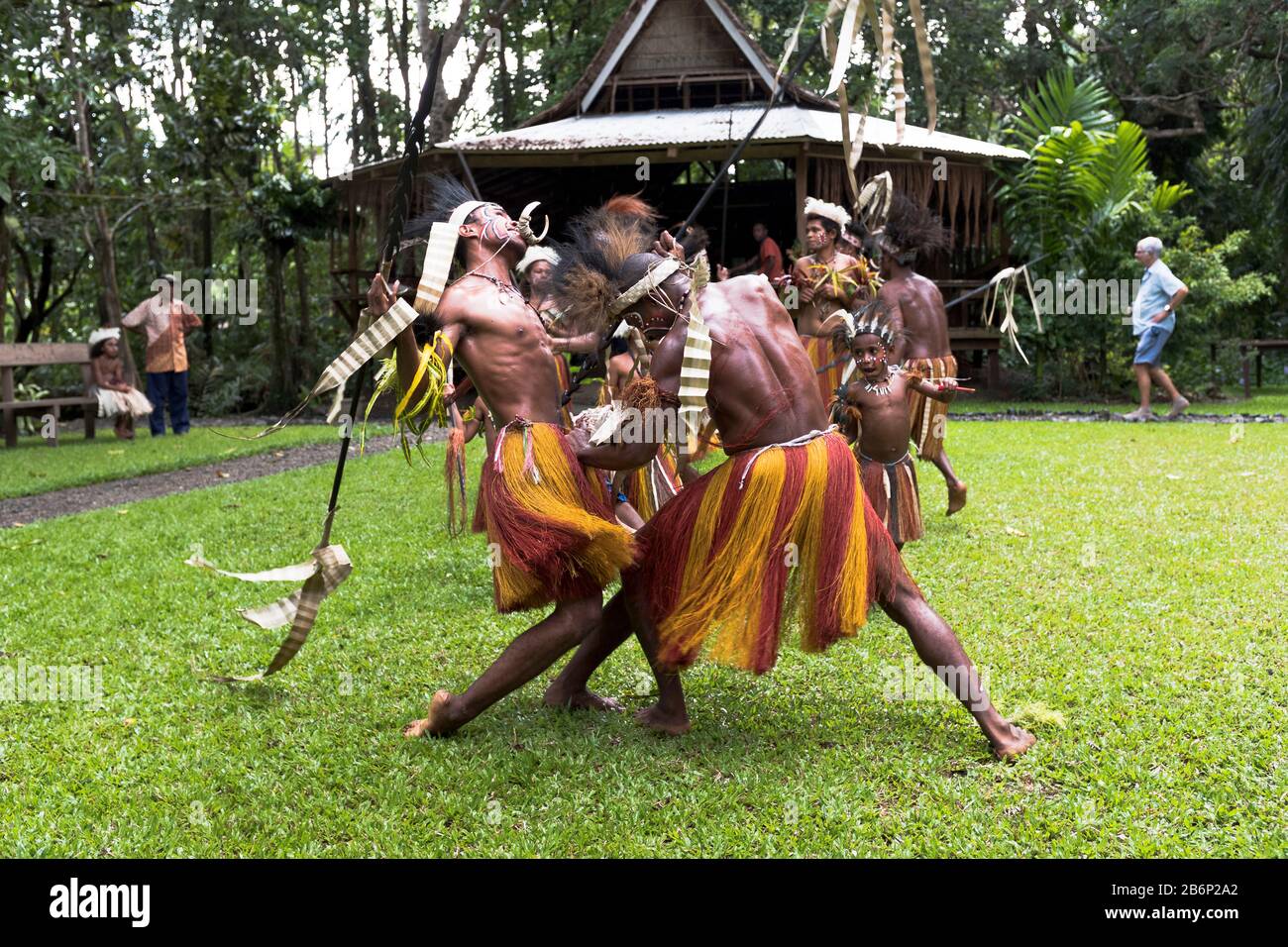 dh War dance culture dancing ALOTAU PAPUA NEW GUINEA Traditional PNG village native dancers rituals local tribesmen tribal dress welcome Stock Photo