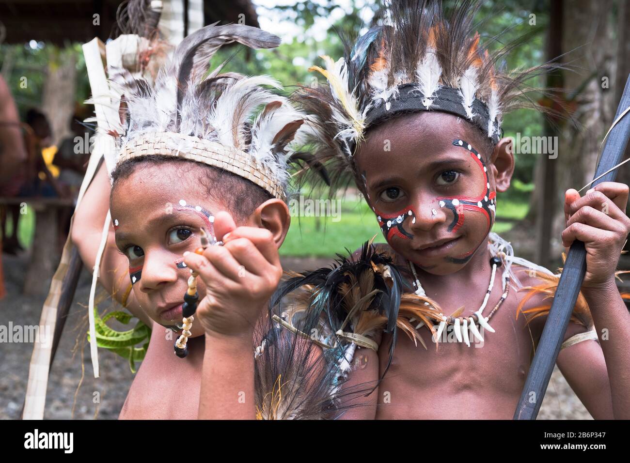 dh Kula necklace tribal costume ALOTAU PAPUA NEW GUINEA PNG native children in traditional head dress child painted face people paint indigenous boys Stock Photo