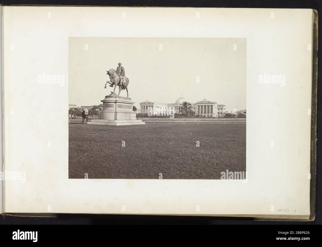 Gezicht op Government House in Calcutta met op de voorgrond het ruiterstandbeeld van Viscount Hardinge of Lahore Part of Travel Album with Seen from where shots: conditions in India, Germany, Switzerland and Frankrijk. Manufacturer : photographer: anonymous place manufacture: Calcutta Dating: ca. 1865 - ca. 1875 Physical features: albumen print material: paper Technique: albumen print dimensions: photo: h 178 mm × W 224 mm Subject: equestrian statue colonial government dome  architecture Stock Photo