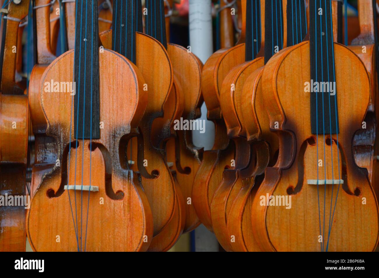 Violin display hi-res stock photography and images - Alamy
