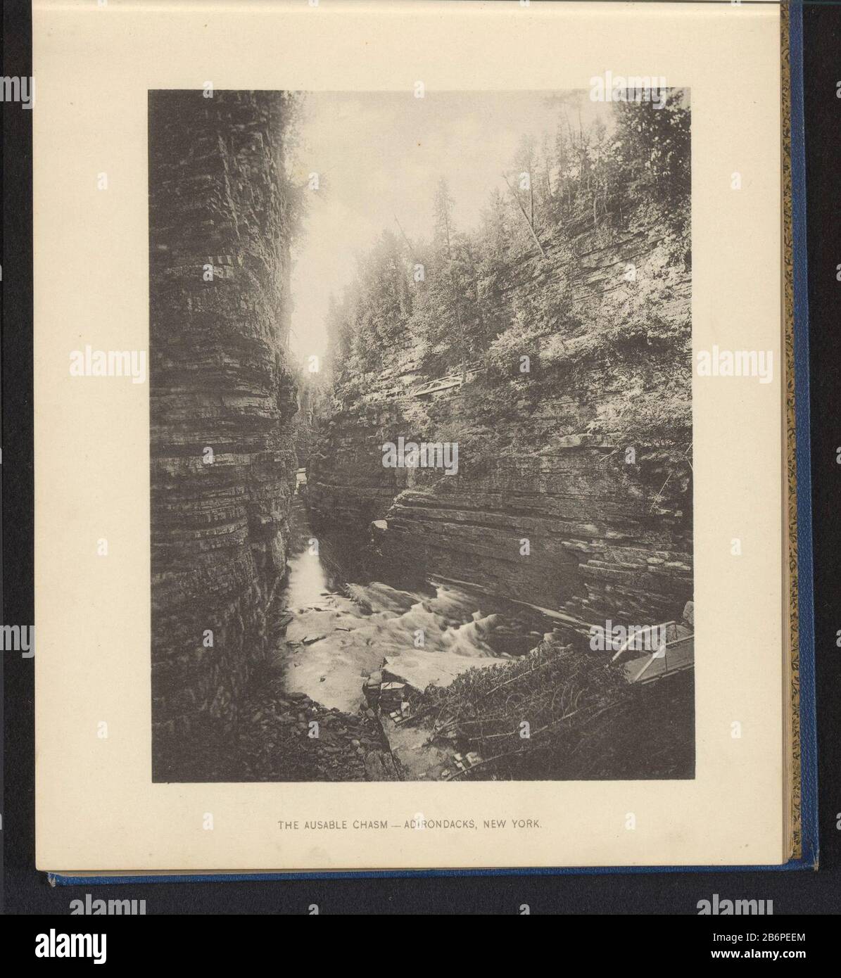 Gezicht op de Ausable Chasm in de Adirondack Mountains The Ausable Chasm - Adirondacks, New York (titel op object) View of the Ausable Chasm Ausable Chasm in the Adirondack MountainsThe - Adirondacks, New York (title object) Property Type: photomechanical print page Item number: RP-F 2001-7-996-14 Manufacturer : creator: anonymous place Manufacture: Adirondack Mountain Dating: ca. 1883 - or for 1893 Material: paper Technique: light pressure measurements: imprinted: h 185 mm × W 145 mm Subject: ravine, chasm, abyss, canyon river where: Adirondack Mountain Stock Photo