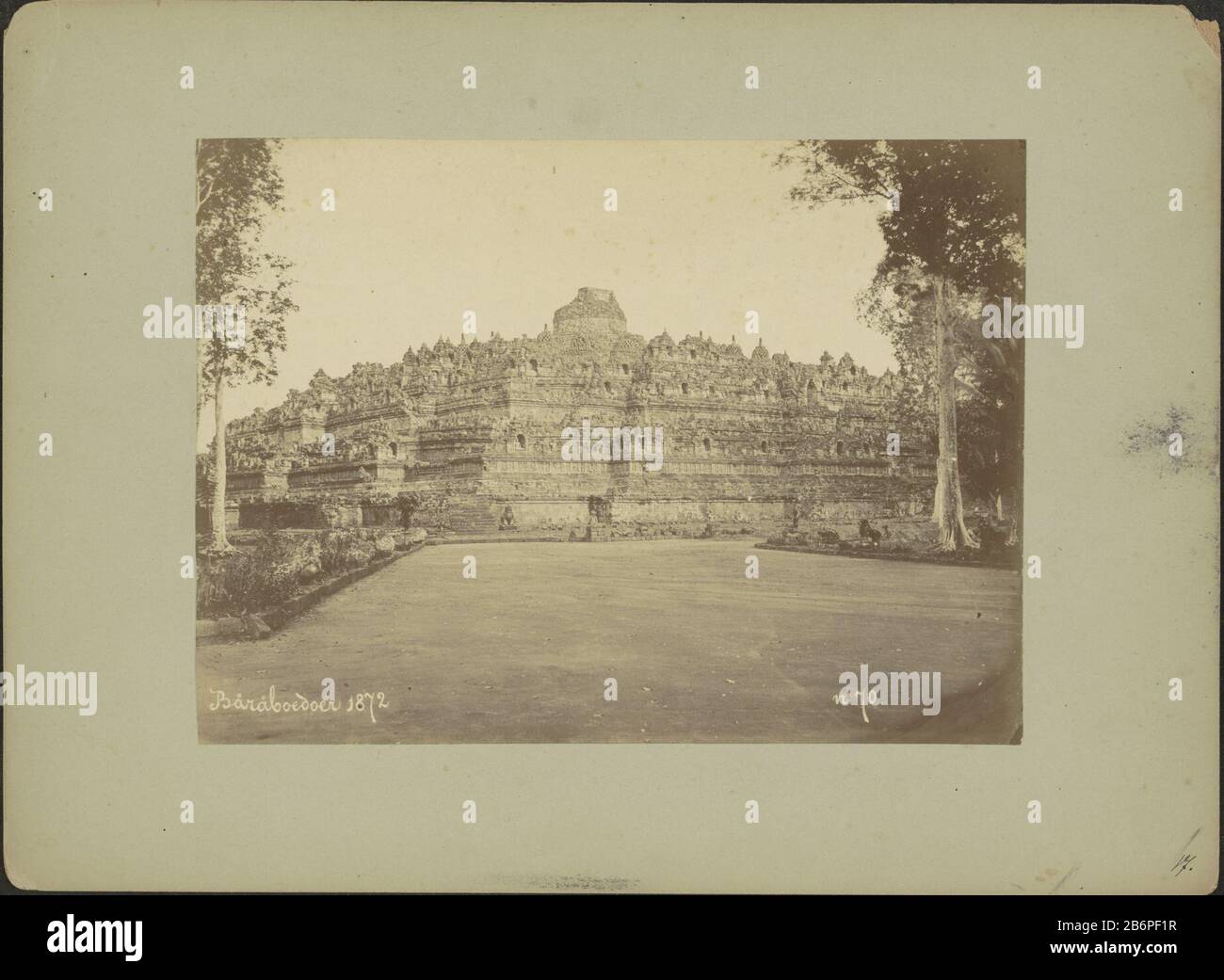 Part of Travel Album with pictures of seen that: conditions in Marseilles, Port Said, Aden, Bombay, Colombo, Singapore and Dutch-Indië. Manufacturer : photographer: Kassian Cephas (possible) Place manufacture: Borobudur Dating: 1872 Physical features: albumen print materials: cardboard paper paper technique: albumen print sizes: album sheet: h 241 mm × W 329 mm Subject: temple, shrine  Hinduism, Buddhism, and Jainism Stock Photo