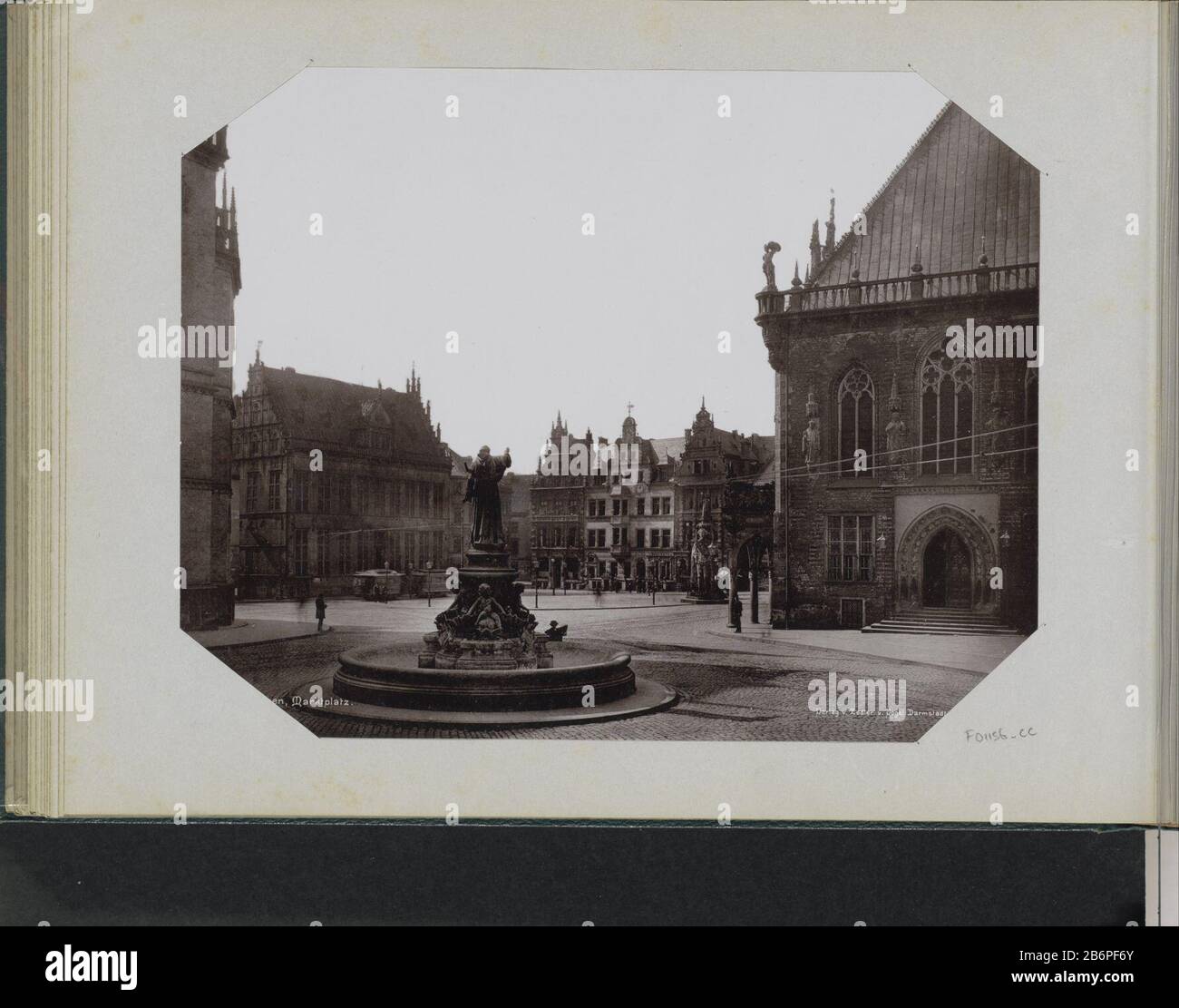 Gezicht op de Bremer Marktplatz This post is a part of a album. Manufacturer : manufacturer: anonymous publisher: Zedler und Vogel (indicated on object) Place manufacture: Darmstadt Date: 1895 Material: paper Technique: light pressure dimensions: album leaf: h 258 mm × W 360 mm Subject : square, place, circus, etc. Stock Photo