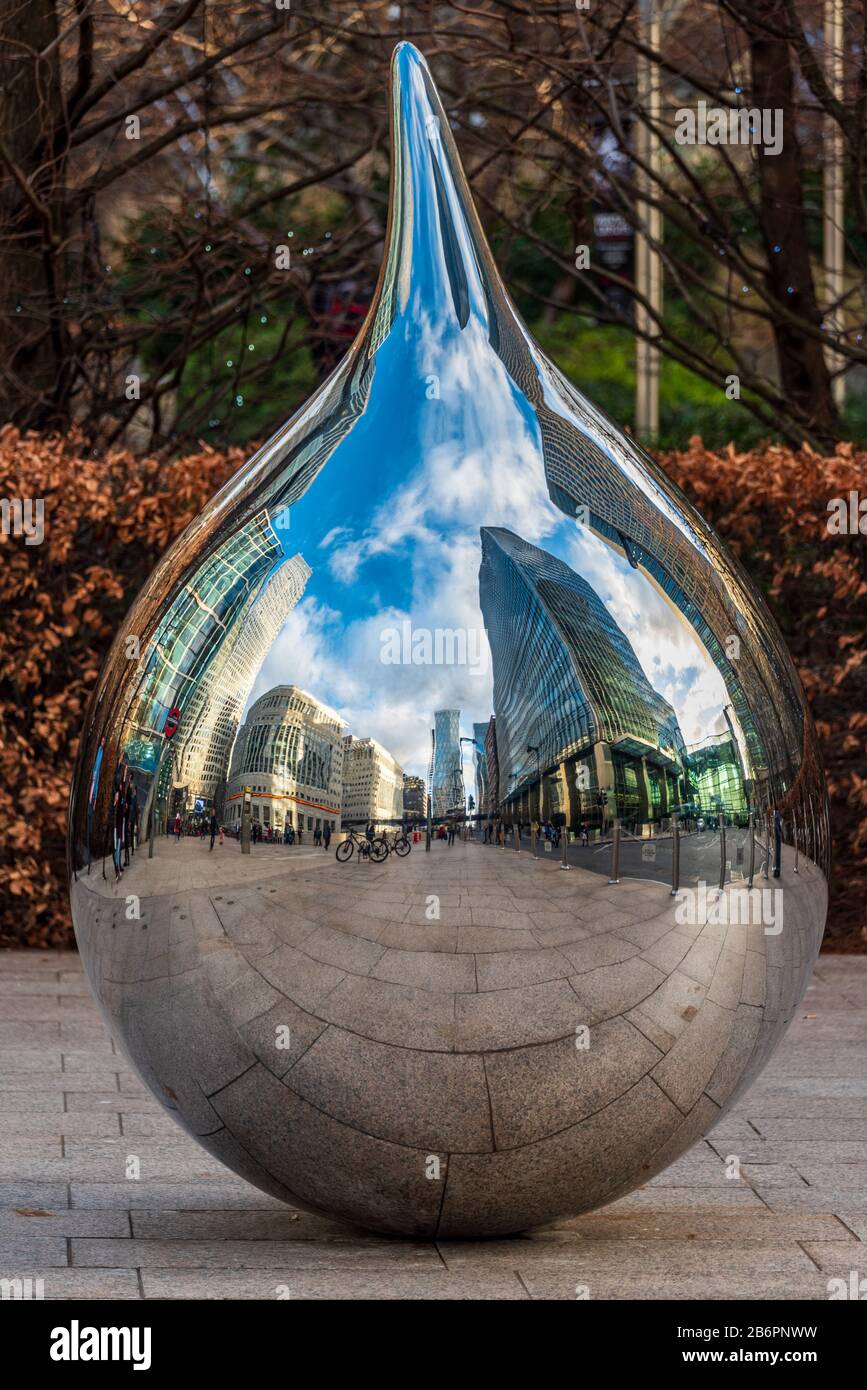 London Canary Wharf Art - polished droplet sculpture. Artist Richard Hudson - Tear sculpture, created 2018, polished mirrored steel. Canary Wharf Art. Stock Photo