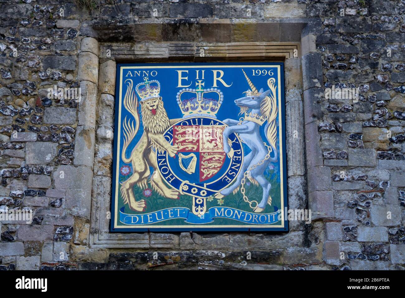 A royal seal or a royal crest on the side of a building reading Dieu et mon droit Stock Photo