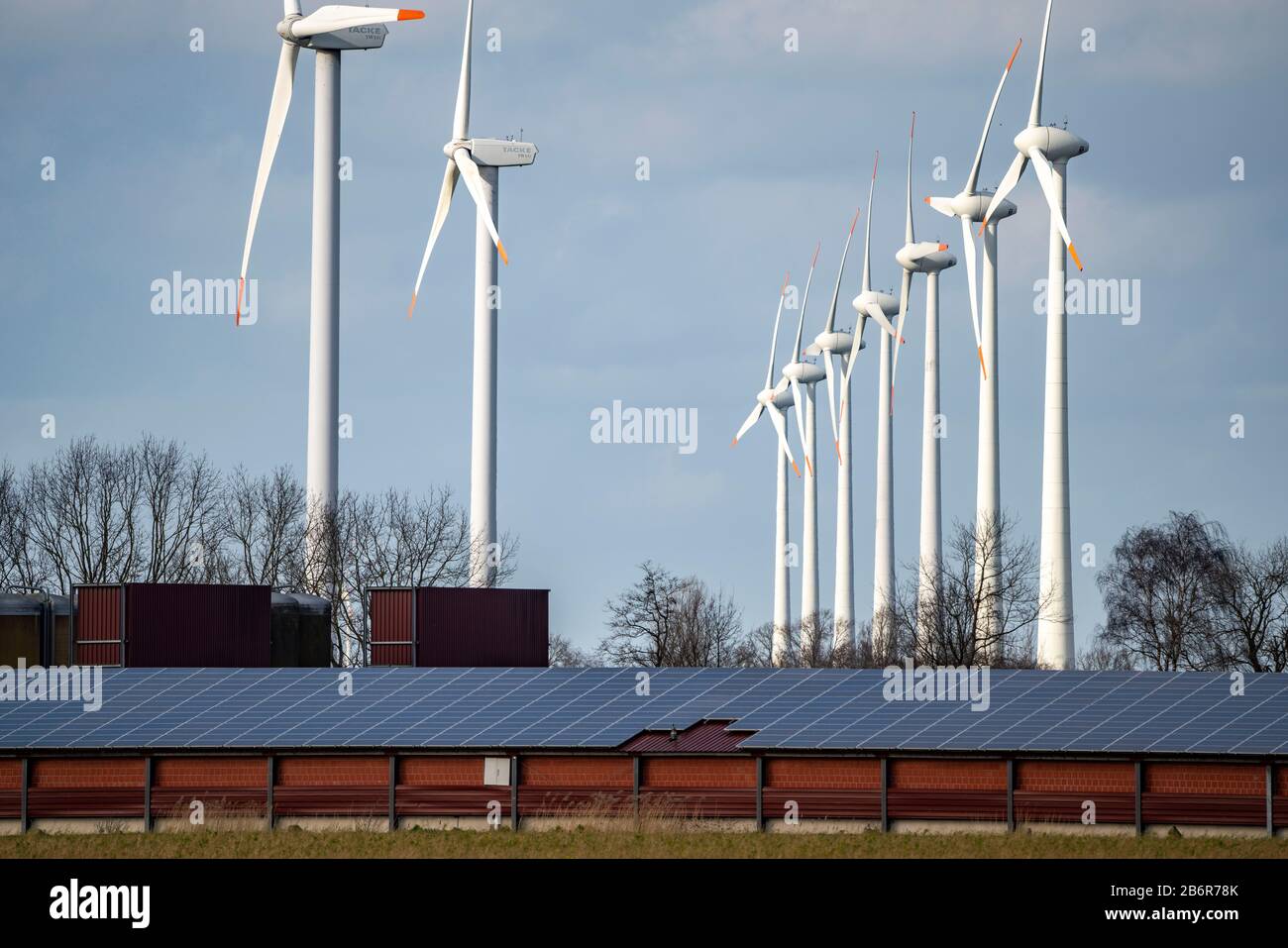 Windpark, Windkraftwerke, an der Autobahn A31, beim Ort Heede, in Niedersachsen, Emsland, Landwirtschaftlicher Betrieb mit Photovoltaik Anlagen auf de Stock Photo