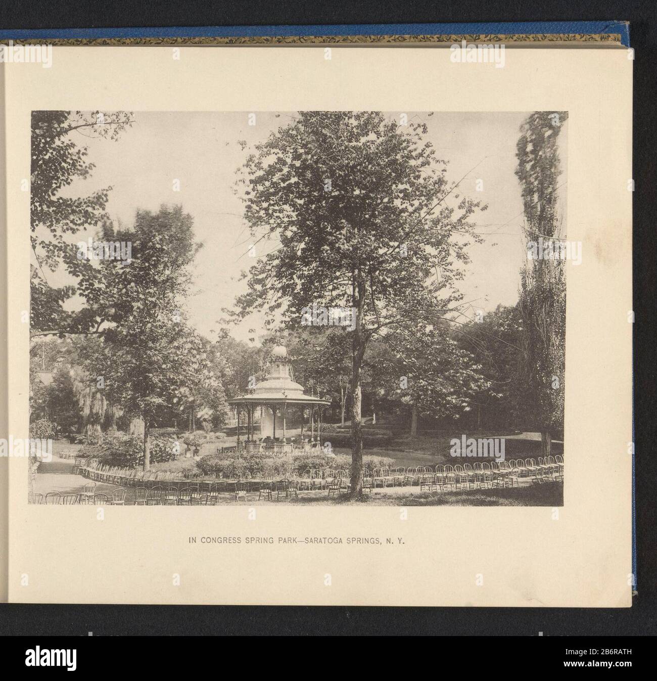 Gezicht op het Congress Springs Park in Saratoga In Congress Spring Park - Saratoga Springs, NY (titel op object) View of the Congress Springs Park in Spring SaratogaIn Congress Park - Saratoga Springs, NY (Title object) Object Type: photomechanical printing page Object number: RP-F-2001-7-996-10 Manufacturer : manufacturer: anonymous location manufacture: Saratoga Spring Dated: ca. 1883 - in or in front 1893 Material: paper Technique: light pressure dimensions: picture: h 140 mm × W 191 mm Subject: public gardens, park where: Saratoga Spring Stock Photo