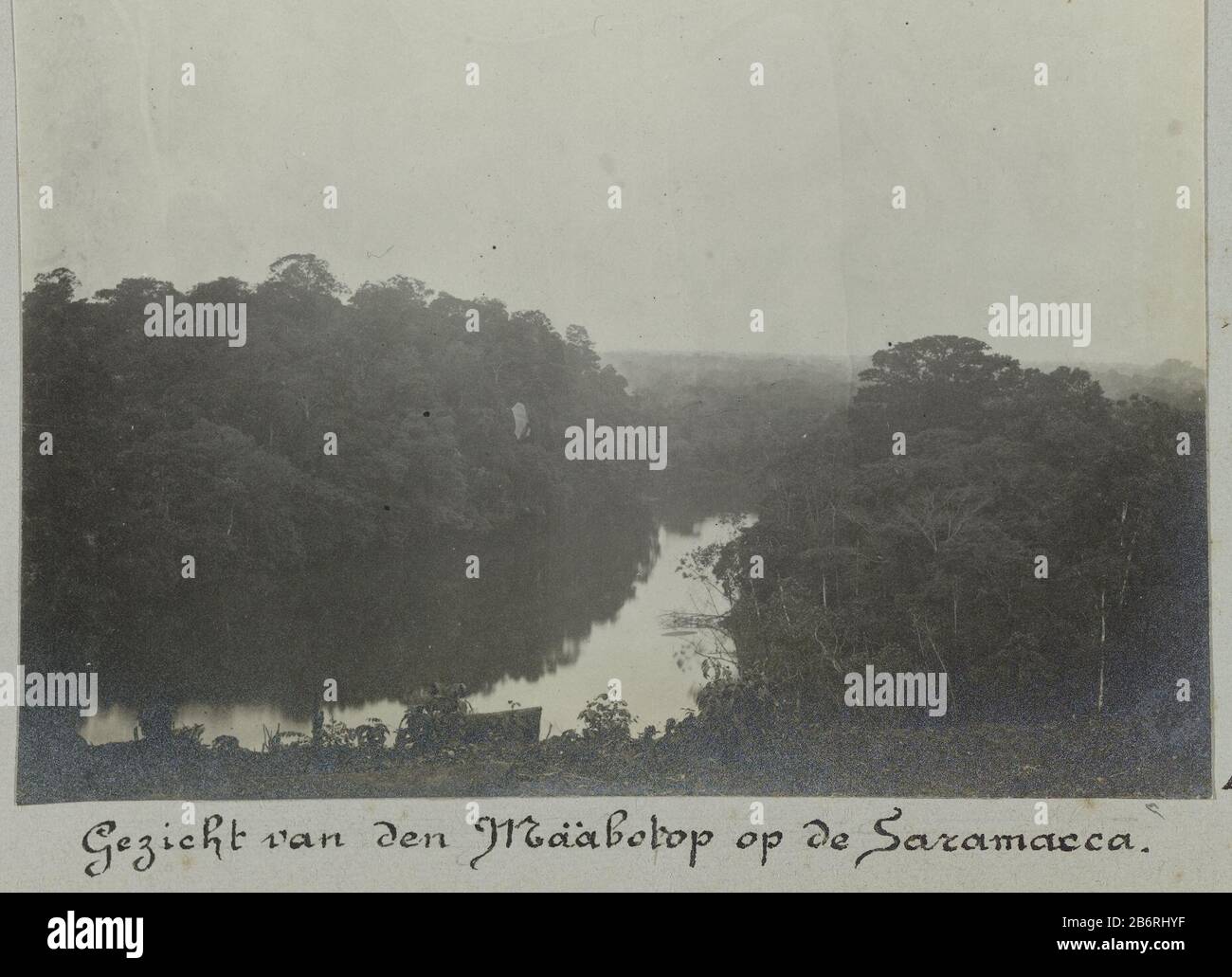 View from the top of the hill on the Maabo Saramaccariver. Part of the album Souvenir de Voyage (Part 1), about the life of the Doijer family in and around the plantation Ma Retraite in Suriname during the years 1906-1913. Manufacturer : Photographer: Hendrik Doijer (attributed to) Place manufacture: Suriname Date: 1906 - 1913 Physical features: gelatin silver print material: paper Technique: gelatin silver print dimensions: photo: h 80 mm × W 112 mm Date: 1906 - 1913 Stock Photo