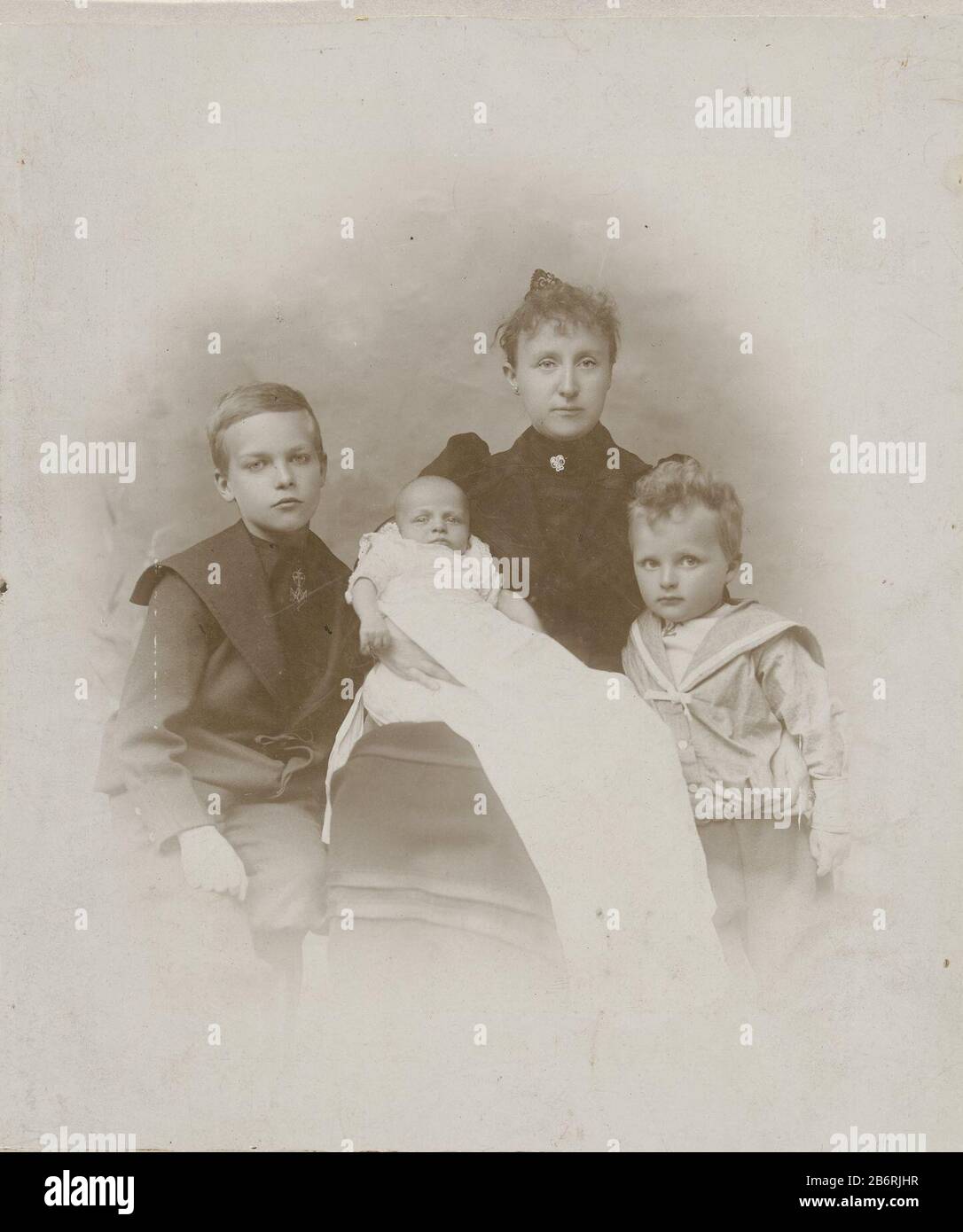 Gezinsportret van vrouw met twee jongens en een baby in een doopjurk Family  portrait of woman with two boys and a baby in a christening dress object  type: picture Item number: RP-F