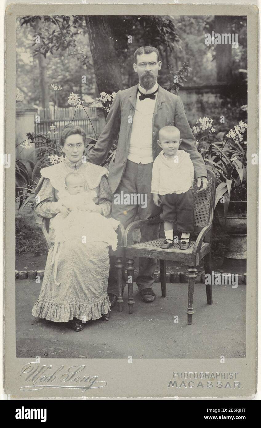 Gezinsportret Van Man Vrouw En Twee Kleine Kinderen In Makassar Family Portrait Of Man Woman And