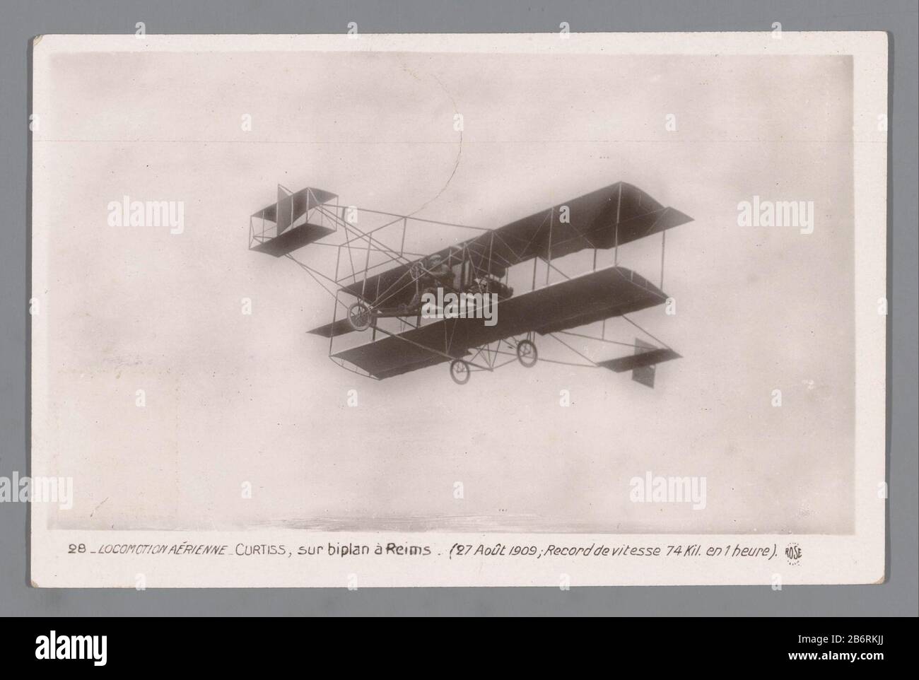 Glenn Curtiss in his plane to Reims Locomotion aérienne Curtiss, sur biplan à Reims (27 août 1909 Record de vitesse 74 Kil and 1 heure.) (Title object) Property Type: photo postcard Item number: RP-F -F21266 Inscriptions / Brands: number, verso, handwritten: 'No 28'opschrift, verso, handwritten: '28 march 1910 (...) Delft (Hollande) Manufacture Creator: photographer: Fr. Rose (listed property) Place manufacture: Reims Date: Aug 27 1909 Material: paper Technique: gelatin silver print dimensions: photo: h 78 mm × W 132 mm Subject: aircraft, aeroplaneWie: Glen Curtiss Stock Photo