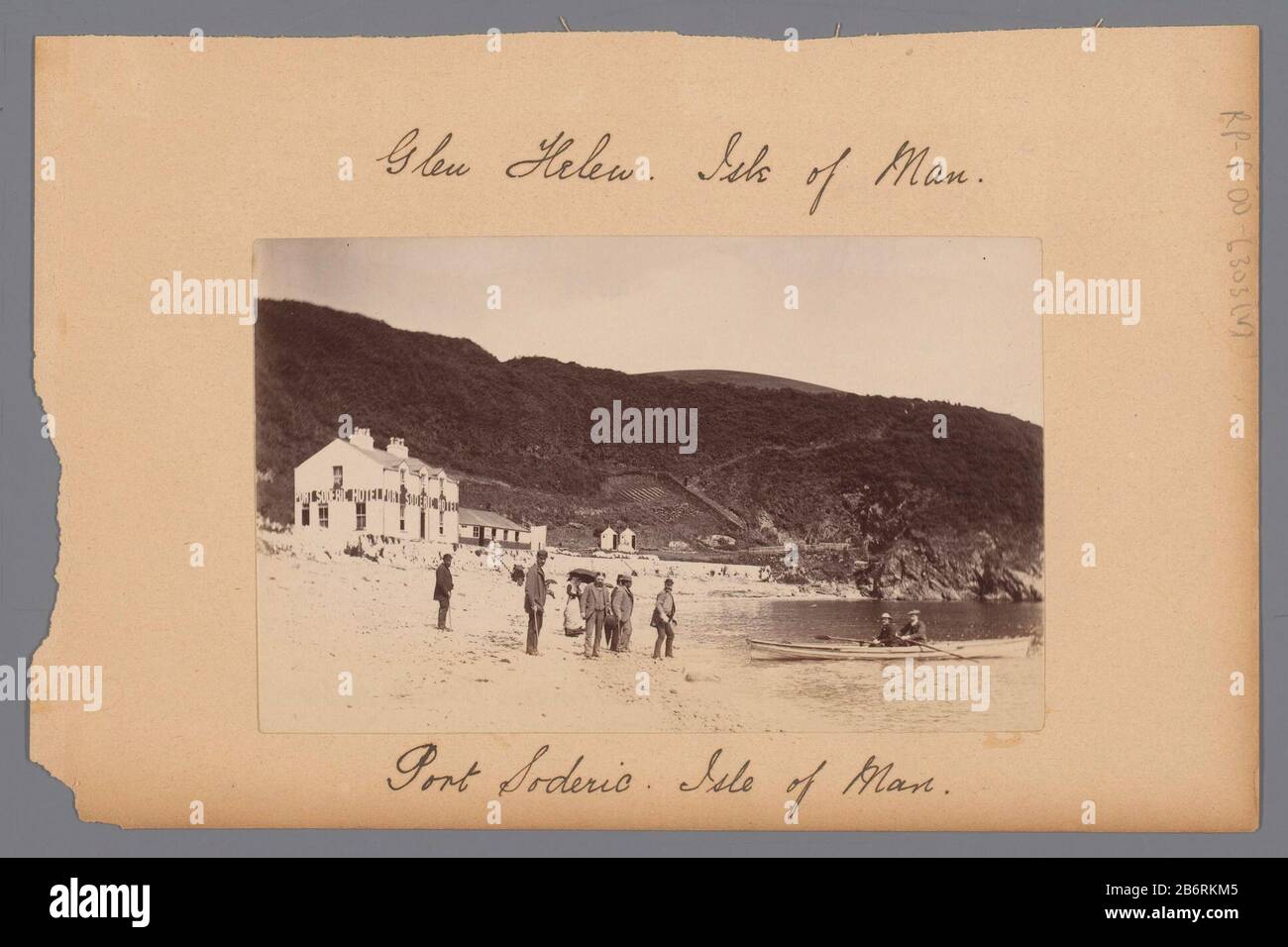 Glen Helen, Port Soderick, Isle of Man View opheuvels left Soderic Hotel,  in the foreground a beach with some people, and two men in a rowboat  rechts. Manufacturer : Photographer: anonymous Date: