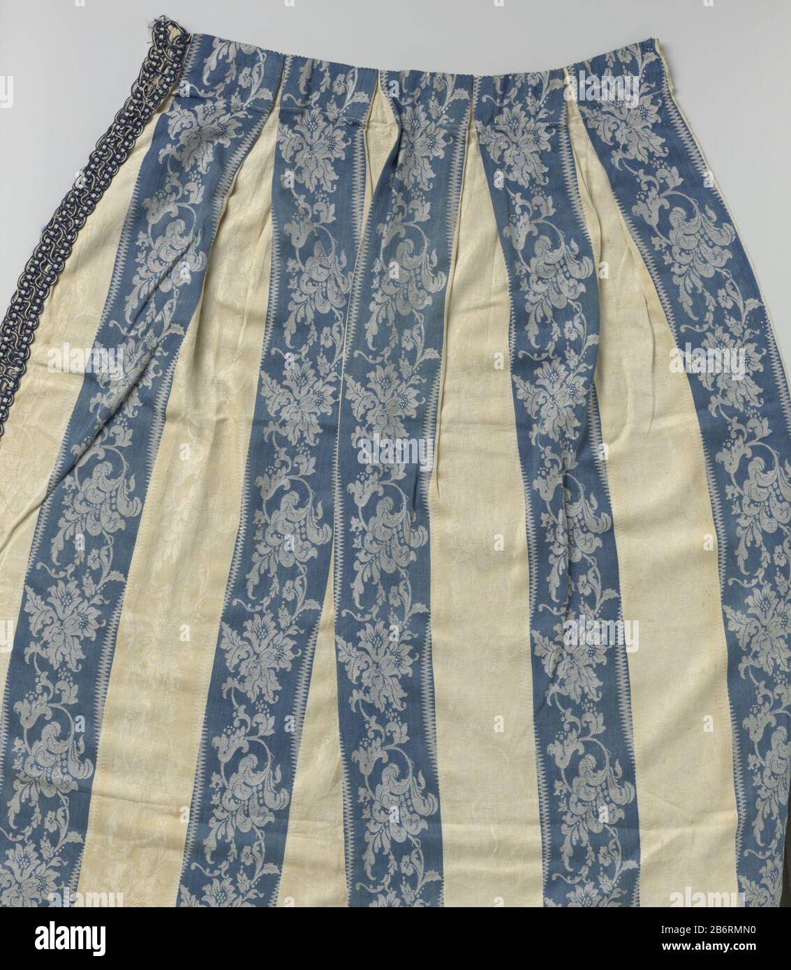 Gordijn van blauw wit gestreept linnendamast Gordijn van blauw wit  gestreept linnendamast. De witte en blauwe strepen hebben beide een lopend  patroon van slingerende bloemranken; de witte hebben een wit, de blauwe, image size:1133x1390