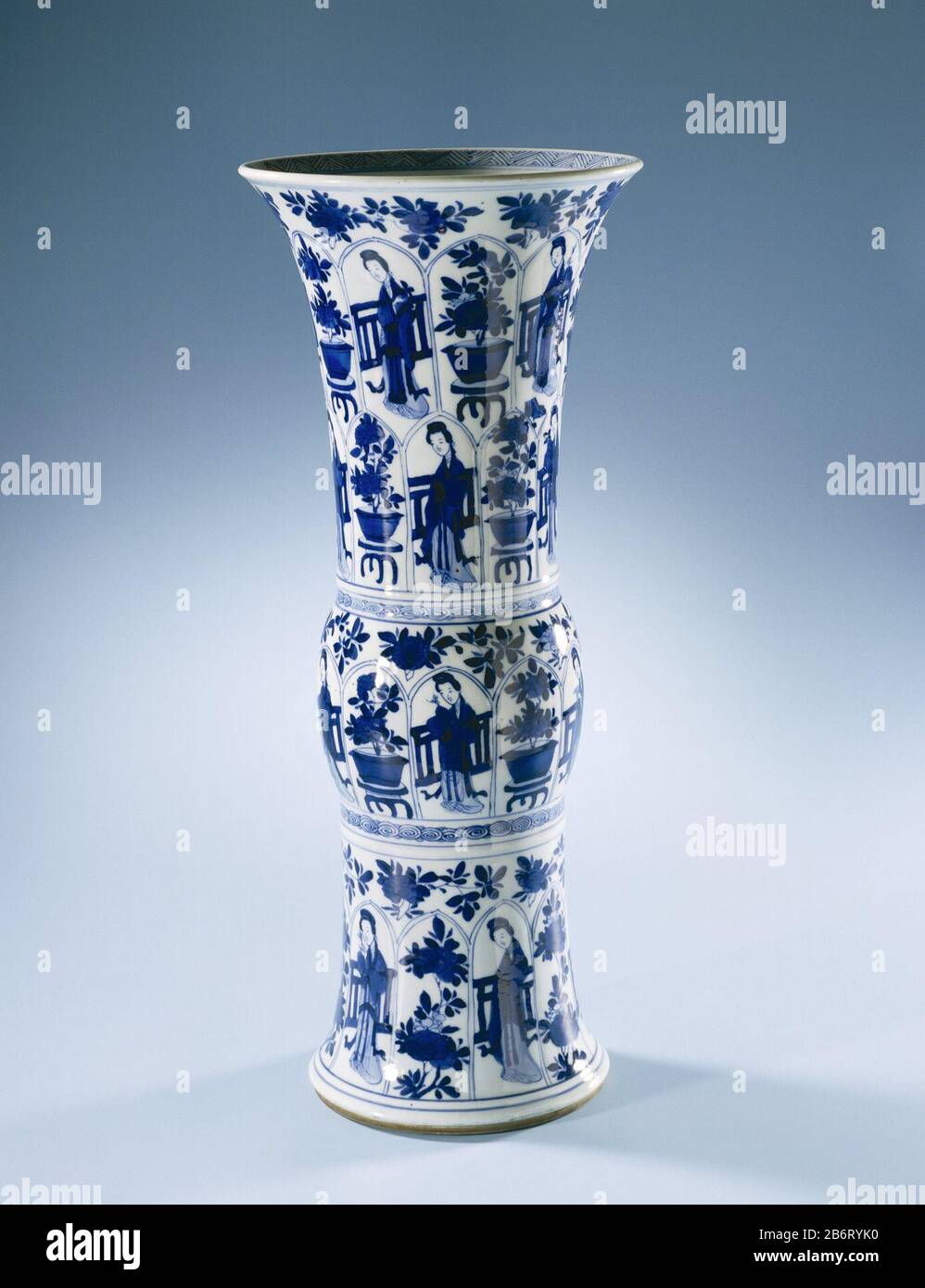 Gu-vormige bekervaas met Chinese dames en bloempotten in vakken Gu-vormige vaas van een ronde verdikking in het midden en een spreidende hals, beschilderd in onderglazuur blauw. de wand afwisselend