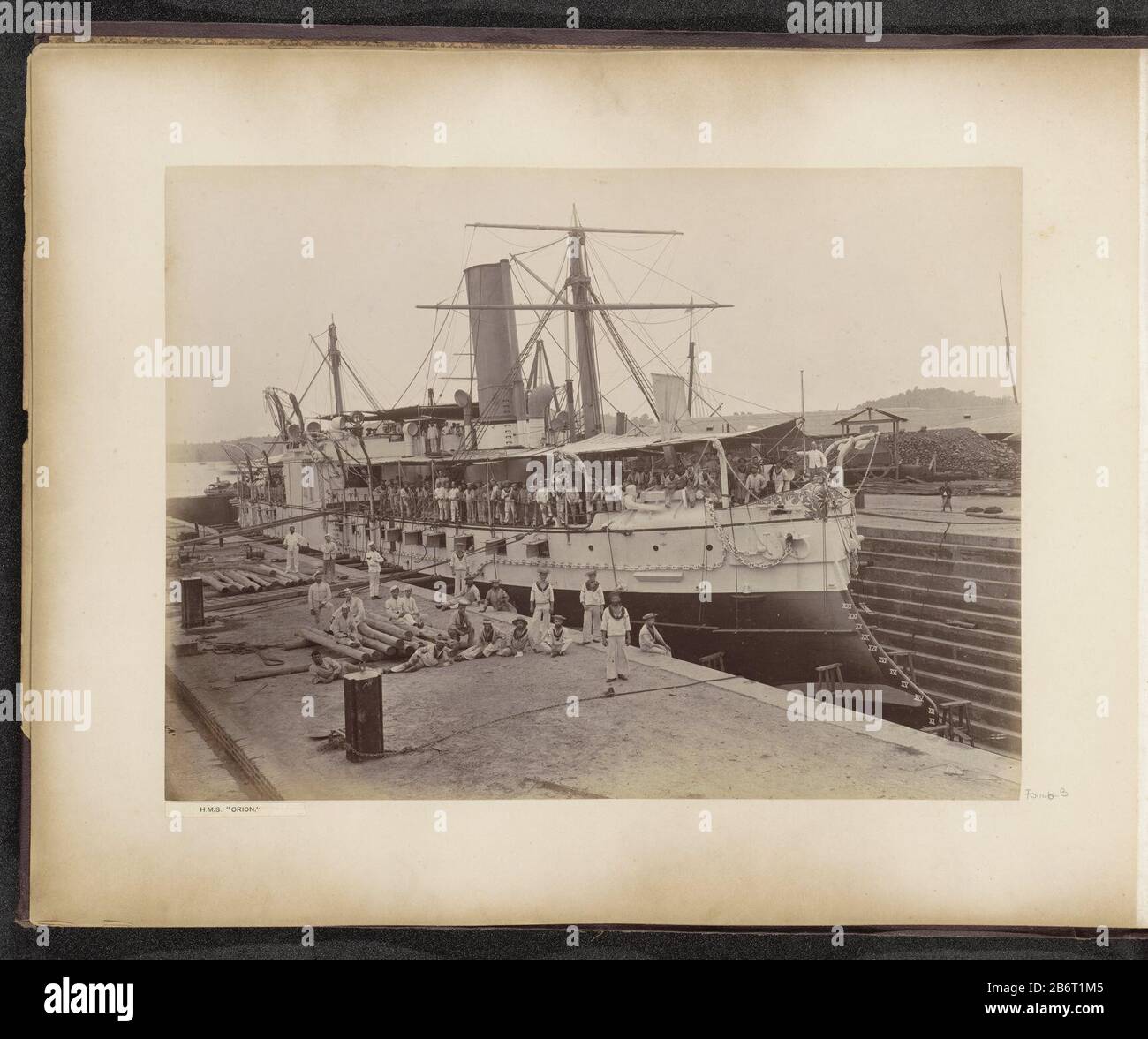 HMS 'Orion' en bemanning in een dok van de Tanjong Pagar Dock Co Ltd in ...