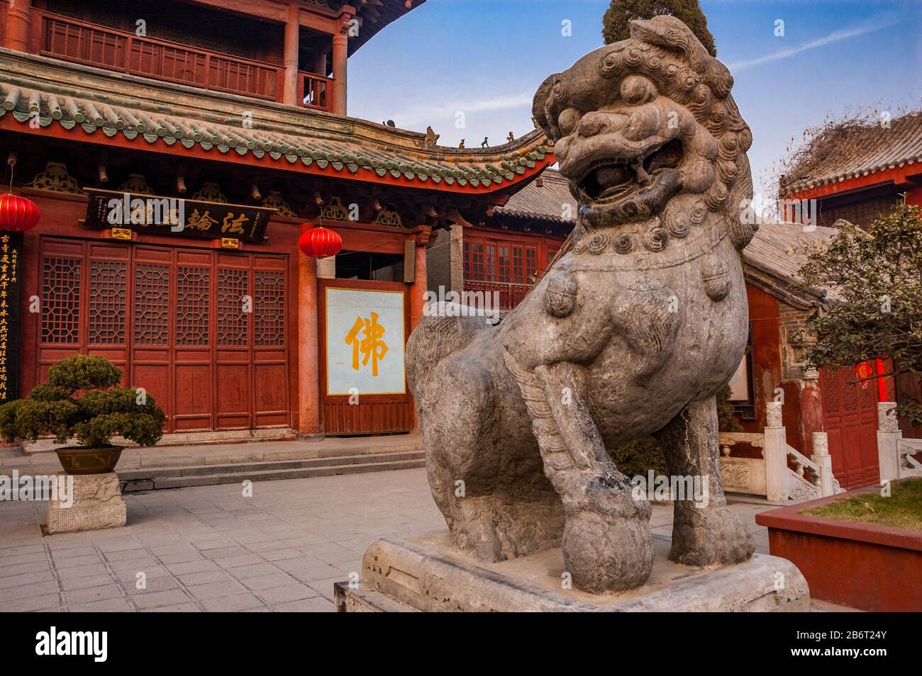 Stone lion statue in front of a building at the Temple of the Chief Minister in Kaifeng, Henan Province, China. Stock Photo