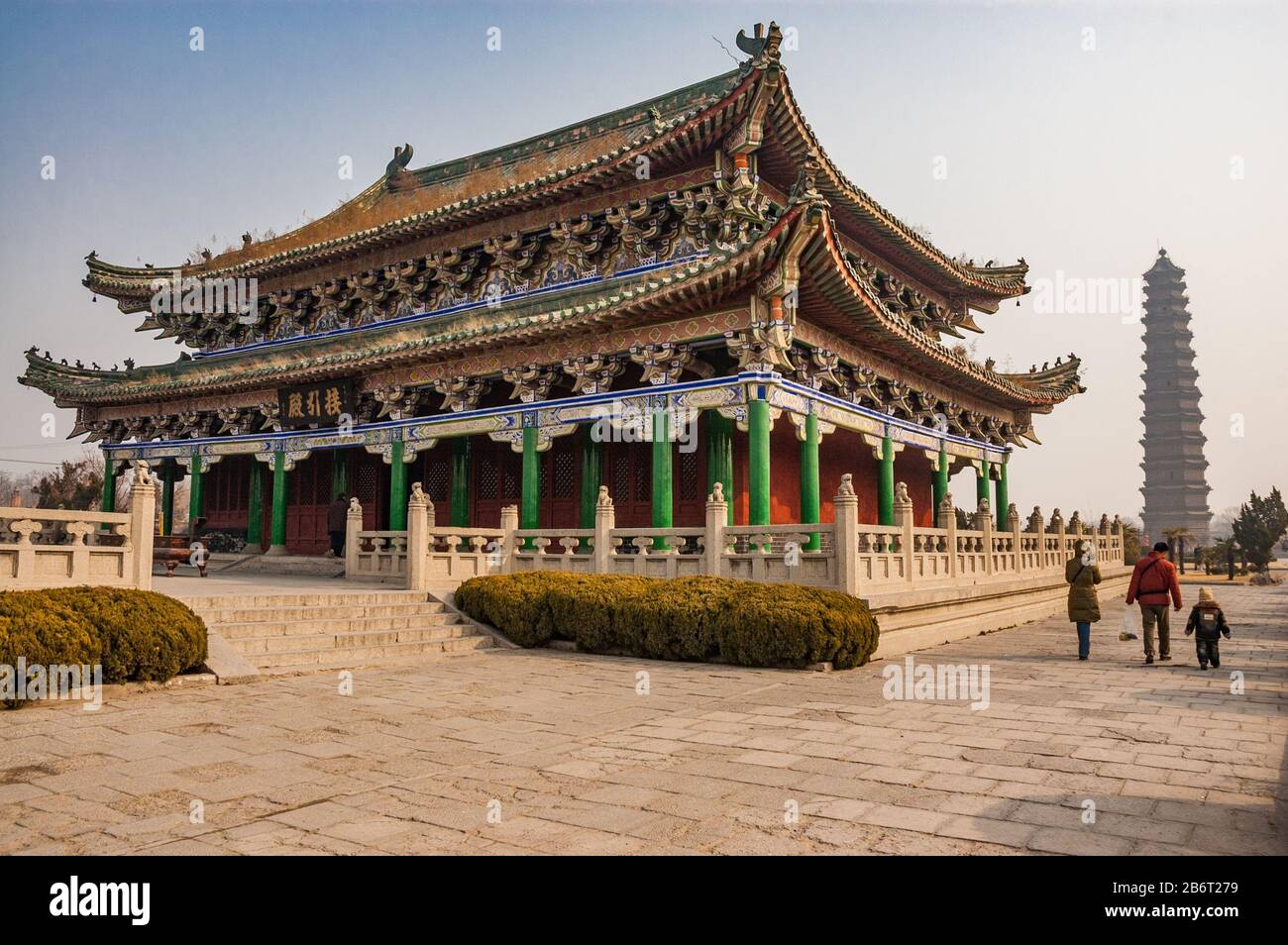 Jieyin Hall with the Iron Pagoda behind in Iron Pagoda Park, Kaifeng. Kaifeng was the capital of the Northern Song Dynasty. Henan Province, China. Stock Photo