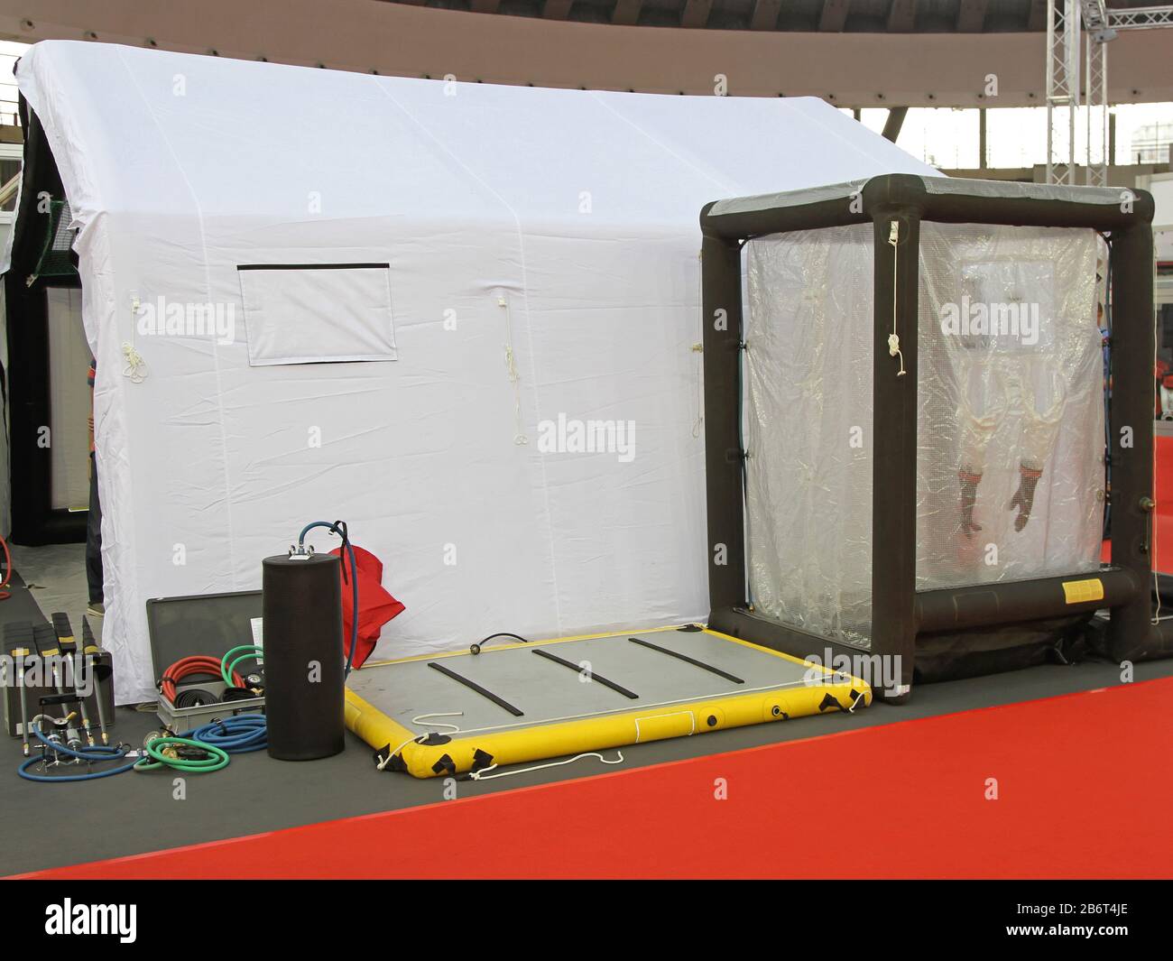 Decontamination tent hires stock photography and images Alamy