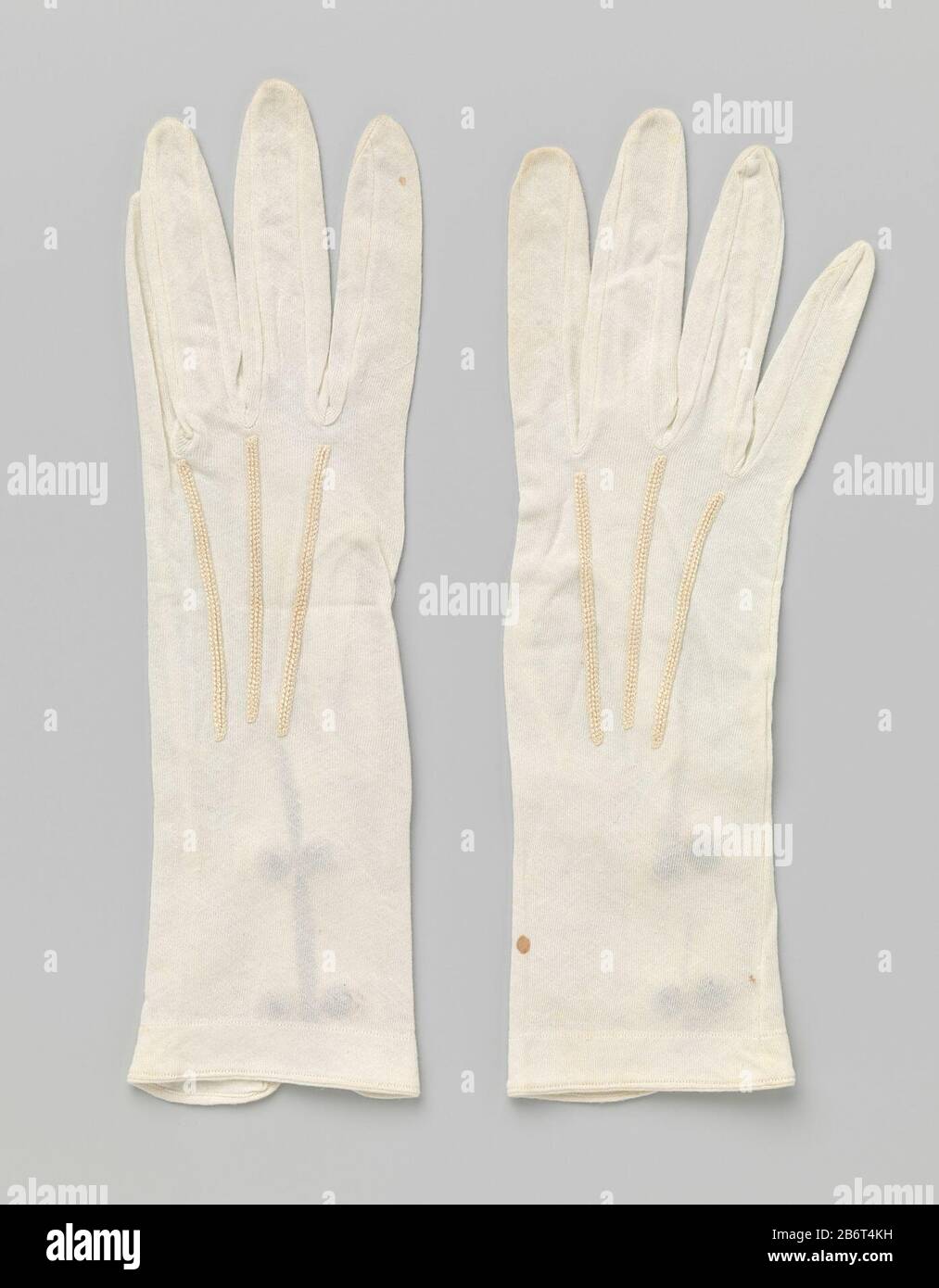 Handschoen van witte tricot met split en twee drukknopen Rechter handschoen, deel van een paar, van witte katoenen tricot met split en twee drukknopen. Manufacturer : vervaardiger: anoniemPlaats manufacture: Nederland Dating: ca. 1890 - ca. 1910 Physical kenmerken: katoen, kunststof Material: geheel: katoen knopen: kunststof tricot  Dimensions: geheel: l 25 cm.  × b 7 cm. Stock Photo