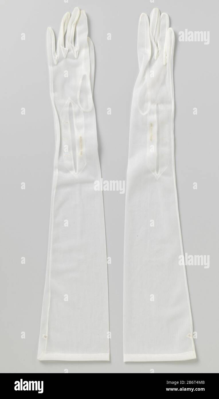 Handschoen van witte stretch nylon met knopen van kunststof, parelmoerkleurig Linkerhandschoen van onversierde witte stretch nylon. Opening aan binnenkant pols, voorzien met knopen van kunststof, parelmoerkleurig Stock Photo