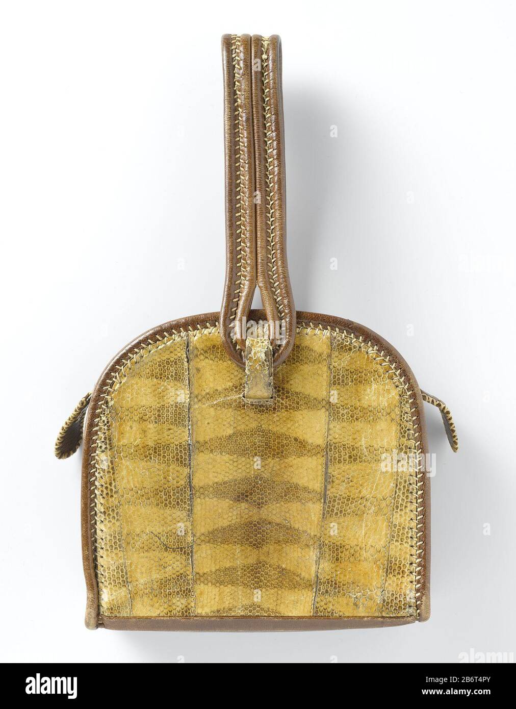 Handtas in een halfrond model, van bruin tuigleer, gegarneerd met slangenleer Handtas in een half rond model, van tuigleer, met aan de voor en achterkant bekleed slangenleer. Langs de