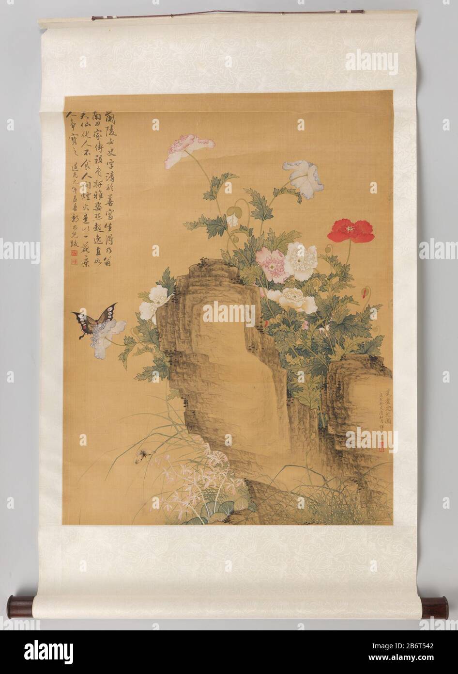 Hangrol met papavers, vlinders en een kat (bovenste gedeelte) Hangrol met papavers, vlinders en een kat (bovenste gedeelte). Manufacturer : schilder: Yun BingPlaats manufacture: schilder: ChinaJiangsuChangzhou Dating: 1683School / stijl: Qing-dynastie (1644-1912) / Kangxi-periode (1662-1722) Material: zijde inkt  Dimensions: d 4,5 cm.  × l 82,5 cm.  (inclusief rol)verpakking (doos): h 7,5 cm.  × b 90,5 cm.  × d 9,5 cm. Stock Photo