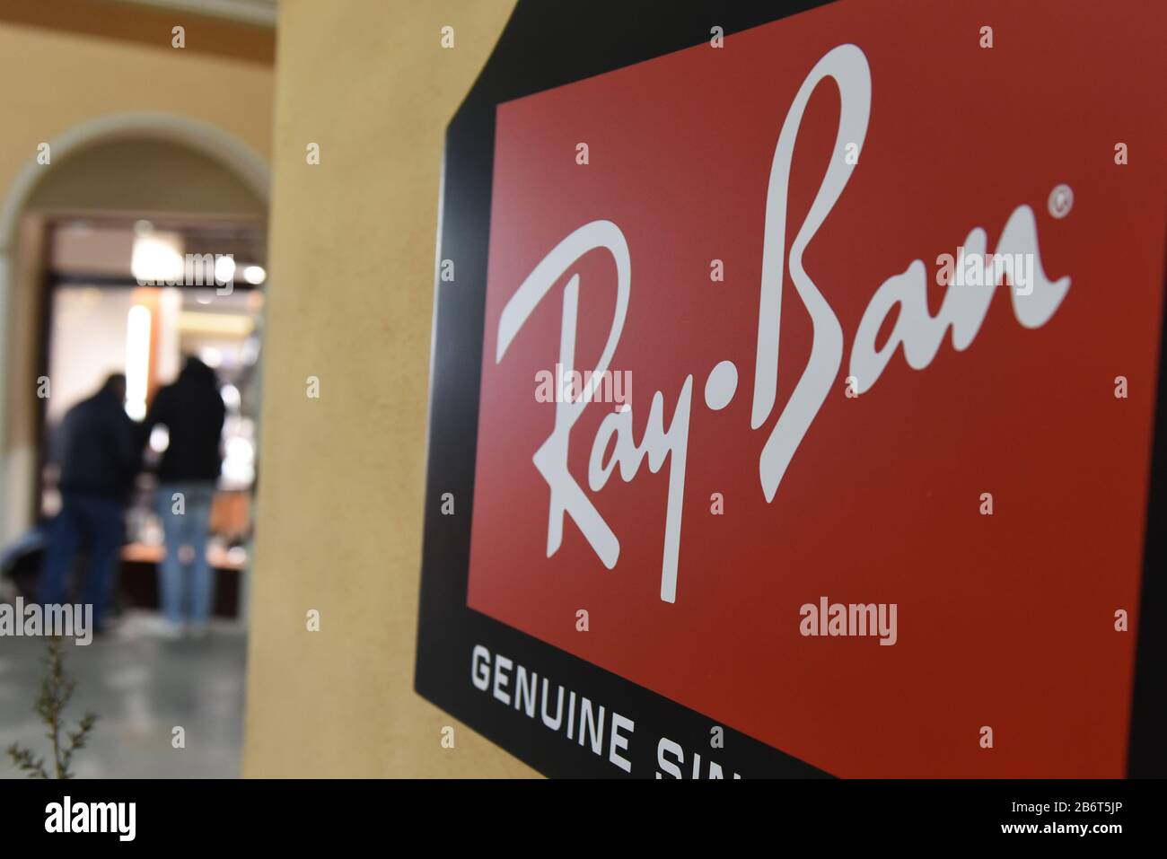 Ray ban logo hi-res stock photography and images - Alamy
