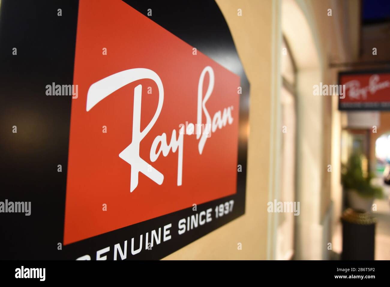 Ray-Ban logo seen at a store Stock Photo - Alamy