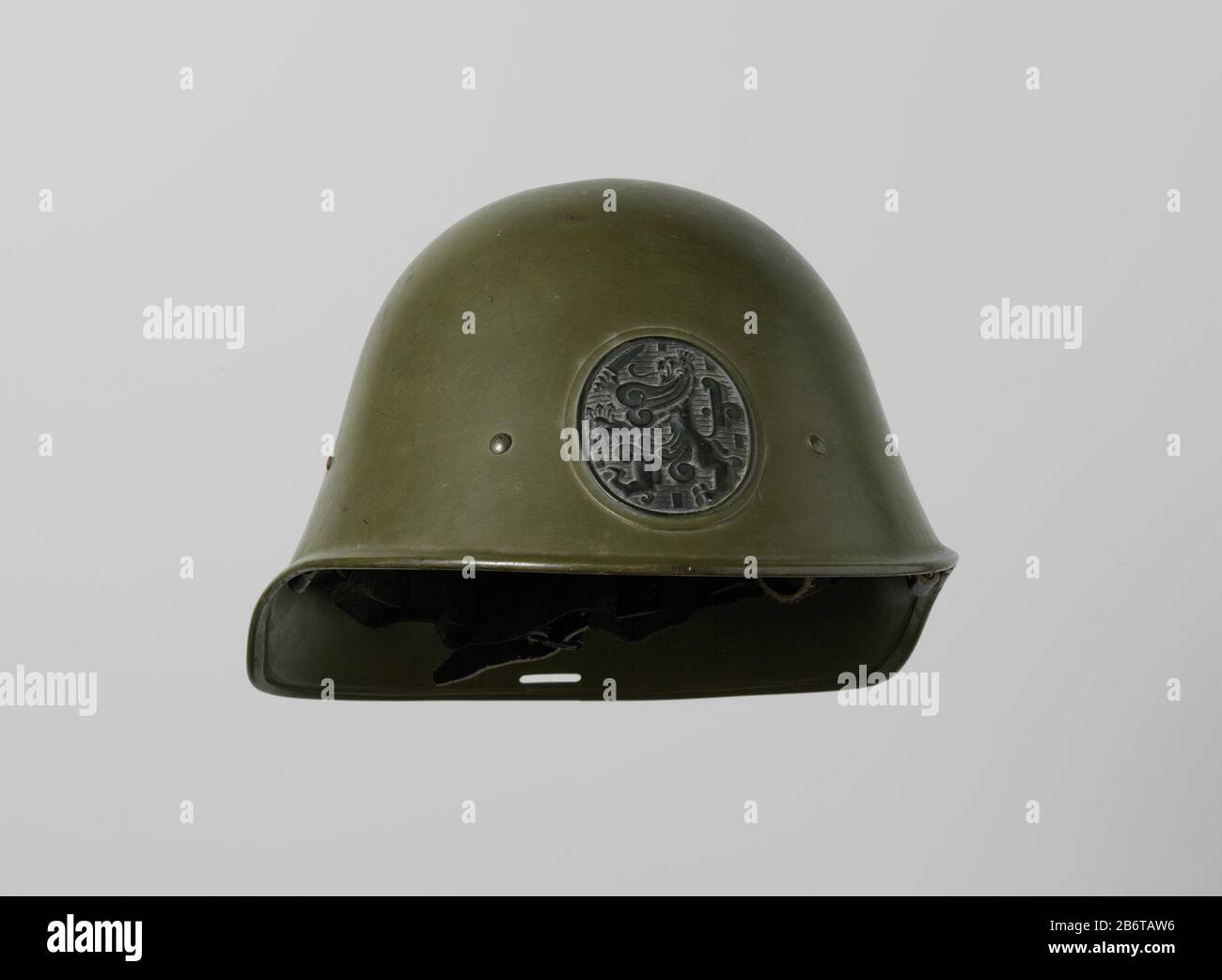 Helm van het Nederlandse leger, M 28 - 'Nieuw Model' Olijfgroene stalen helm  met in reliëf van gezwart koper het Rijkswapen met de Nederlandse leeuw.  Leren binnenwerk met gespen en viltkussens. Helmsoort: