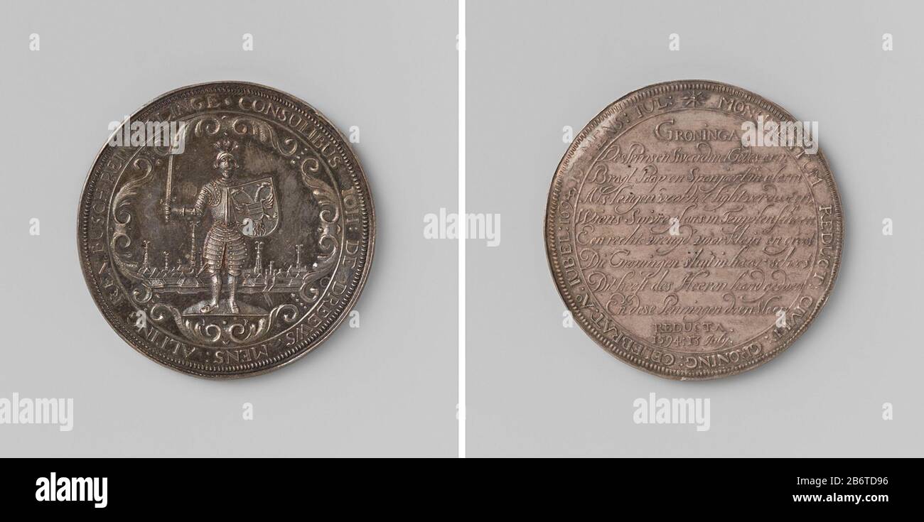 Herdenking van de bevrijding van Groningen Zilveren penning. Voorzijde: geharnaste soldaat met z Stock Photo