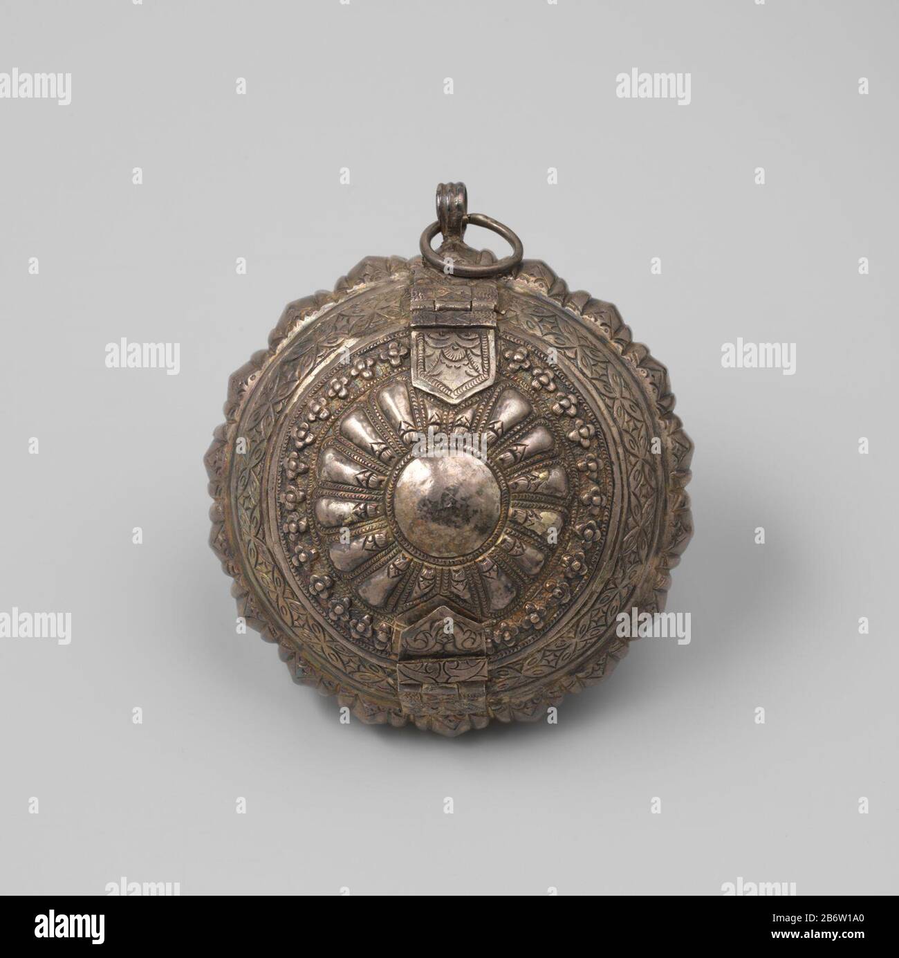 Horloge in sirihdoos Sirih-doos van zilver waarin een horloge met wit  geëmailleerde wijzerplaat met Romeinse cijfers. Manufacturer : anoniem  Dating: 1750 - 1800 Material: zilver email Techniek: emailleren Dimensions:  d 8,4 cm ×