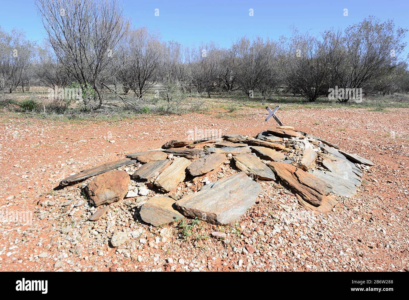 A lone goldminer's grave, White range Cemetery, Arltunga Historical Reserve, a deserted gold rush ghost town near Alice Springs, Northern Territory, N Stock Photo